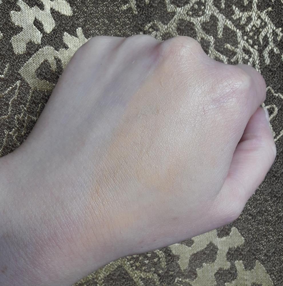 el efecto en la mano de la base para pieles grasas de un comprador
