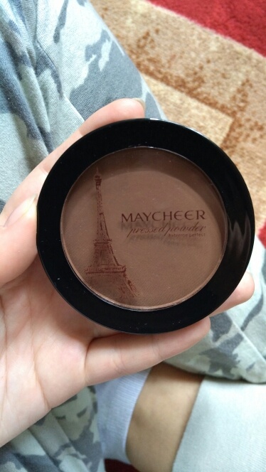 A buyer showed the frontside of pressed powder