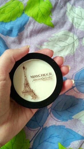 A buyer is showing frontside of a white pressed powder